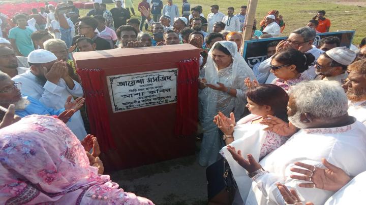 আত্রাইয়ে প্রবাসীর অর্থায়নে আয়েশা মসজিদের ভিত্তিপ্রস্তর স্থাপন